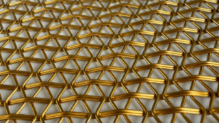 धातु की सिकुड़ी हुई तार की जाली का भौतिक प्रदर्शन।