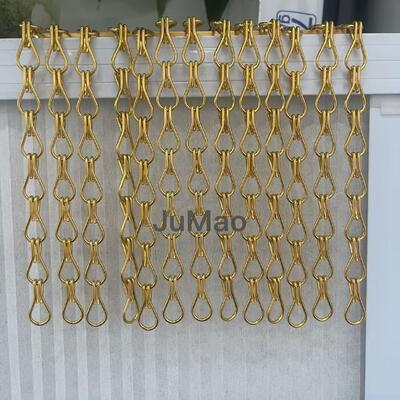 छत पर लगाए गए सजावटी धातु के पर्दे सम्मेलन कक्षों, लॉबी और खुदरा वातावरण के लिए उपयुक्त हैं।