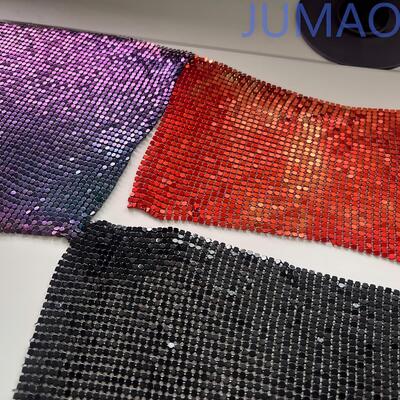 चमकती धातु के पर्दे जो पार्टी के लिए बनाए गए हैं